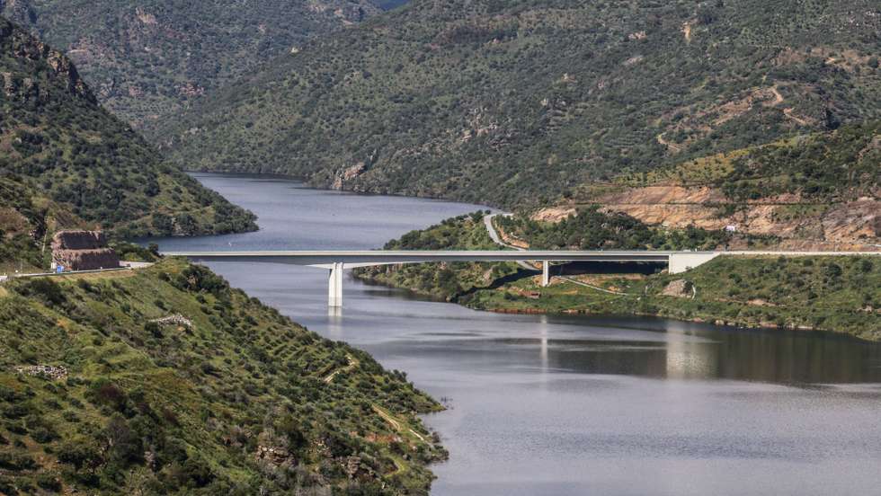Rio Sabor, 18 junho 2020. Autarquias acreditam que as regiões mais periféricas e com atrativos naturais como o Douro Superior, Baixo Sabor e Alto Douro têm atualmente uma oportunidade “única” de atrair turistas durante o período pós confinamento, mantendo regras de segurança. ( ACOMPANHA TEXTO 28 JUNHO 2010).  FRANCISCO PINTO/LUSA