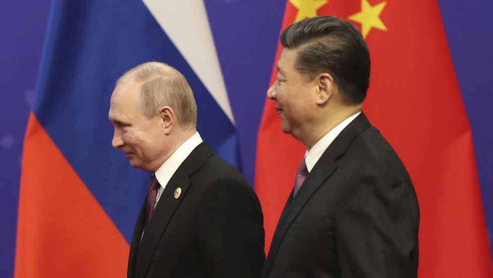 epa07528968 Russian President Vladimir Putin (L) and Chinese President Xi Jinping (R) attend a Tsinghua University ceremony, at Friendship palace in Beijing, China, 26 April 2019. Putin received the title of honorary doctor of Tsinghua University.  EPA/KENZABURO FUKUHARA / POOL