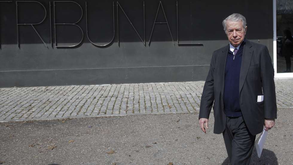 O ex-banqueiro Ricardo Salgado à saída do Tribunal da Concorrência, Regulação e Supervisão, onde decorre o julgamento do recurso das coimas aplicadas pelo Banco de Portugal, em 2017, a Ricardo Salgado e Amílcar Pires por ausência de medidas de prevenção de branqueamento de capitais e financiamento do terrorismo em unidades do BES no estrangeiro, em Santarém, 26 de fevereiro de 2020. Em dezembro de 2017, o Tribunal da Concorrência, Regulação e Supervisão deu razão aos recursos que invocavam preterição do direito de defesa na fase administrativa do processo e anulou a acusação, devolvendo o processo ao Banco de Portugal para nova decisão. PAULO CUNHA/LUSA