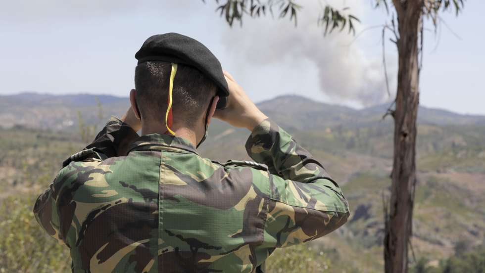 Um militar participa numa ação de patrulhamento do Exército