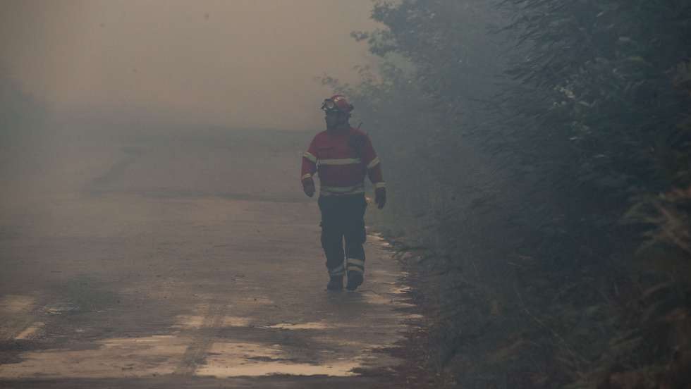 Um bombeiro durante o combate ao incêndio florestal lavra desde segunda-feira nos concelhos de Oliveira de Frades e Sever do Vouga, em Cedrim, 08 de setembro de 2020. A Estrada Nacional (EN) 328 encontra-se hoje cortada entre as freguesias de Pessegueiro do Vouga e Talhadas, na saída para a Autoestrada 25 (A25), no concelho de Sever do Vouga, devido ao incêndio de Oliveira de Frades. PAULO NOVAIS/LUSA