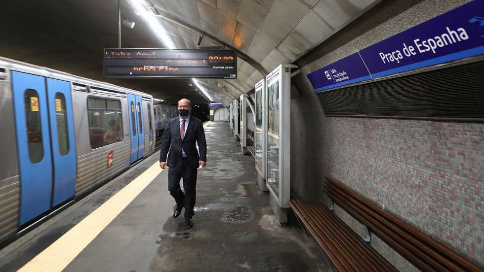 O ministro do Ambiente, João Pedro Matos Fernandes, durante uma visita à obra de reparação do túnel do Metropolitano de Lisboa, após um desabamento na estação da Praça de Espanha no dia 29 de setembro, que afetou a circulação na Linha Azul, em Lisboa, 02 de outubro de 2020. ANTÓNIO PEDRO SANTOS/LUSA