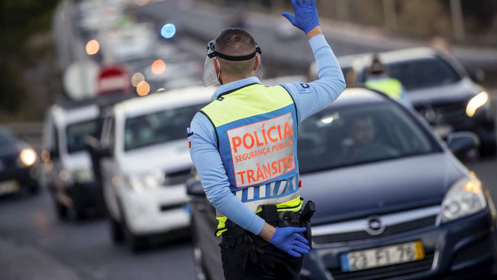 Um agente da PolÃ­cia de SeguranÃ§a PÃºblica (PSP) durante uma operaÃ§Ã£o Stop no acesso Ã  Ponte 25 de Abril, em Lisboa, 30 de outubro de 2020. A circulaÃ§Ã£o entre concelhos do continente estÃ¡ proibida entre os dias 30 de outubro e 03 de novembro devido Ã  pandemia de covid-19. JOSÃ‰ SENA GOULÃƒO/LUSA