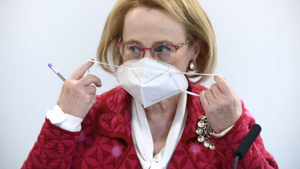 A diretora-geral da Saúde, Graça Freitas, retira a sua máscara de proteção respiratória à chegada para a conferência de imprensa de atualização da situação epidemiológica em Portugal, relativa à infeção pelo novo coronavírus (Covid-19), realizada no Ministério da Saúde, em Lisboa, 23 de novembro de 2020. Portugal regista até ao momento 3.971 (+74) mortes associadas à Covid-19 e 264.802 (+4.004) infetados, segundo o boletim divulgado pela Direção-Geral da Saúde (DGS). ANTÓNIO PEDRO SANTOS/POOL/LUSA