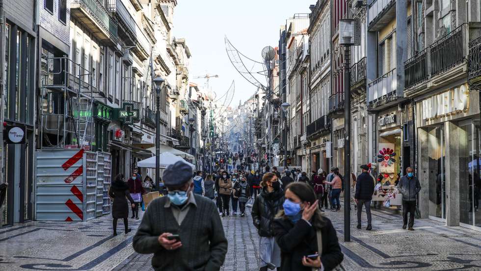 O contraste de movimento na rua de Santa Catarina, na baixa da cidade do Porto, antes e depois do recolher obrigatório do estado de emergência, no âmbito das medidas de contenção da covid-19, 28 de novembro de 2020. Com 213 concelhos em risco em Portugal, o Conselho de Ministros decretou, durante este e o próximo fim de semana, a proibição de circulação interconcelhia, bem como o confinamento obrigatório para toda a população destes concelhos a partir das 13h. JOSÉ COELHO/LUSA