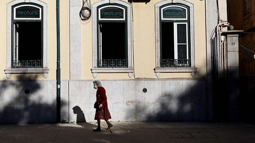 Uma idosa circula pelo Saldanha durante o recolher obrigatório do estado de emergência, no âmbito das medidas de contenção da covid-19, em Lisboa, 21 de novembro de 2020. Com 213 concelhos em risco em Portugal, o Conselho de Ministros decretou, durante o fim-de-semana, o encerramento de todos os estabelecimentos comerciais e restauração a partir das 13h00 até às 08h00 do dia seguinte, para além do confinamento obrigatório para toda a população destes concelhos a partir das 13h. ANTÓNIO PEDRO SANTOS/LUSA