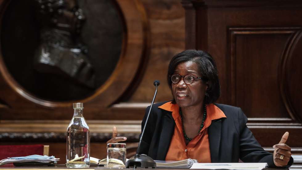 A ministra da Justiça, Francisca Van Dunem, durante a sua audiência na Comissão de Assuntos Constitucionais, Direitos, Liberdades e Garantias sobre a recente nomeação para o cargo de Procurador Europeu Nacional na Procuradoria Europeia, na Assembleia da República, em Lisboa, 14 de outubro de 2020. MÁRIO CRUZ/LUSA