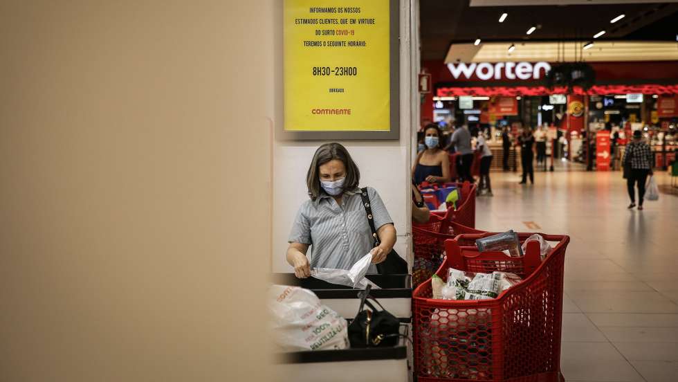 Pessoas fazem as suas compras em um supermercado no Centro Comercial Colombo, em Lisboa, 1 de junho de 2020. A atual situação da pandemia da covid-19 na região de Lisboa e Vale do Tejo impediu a abertura em pleno deste centro comercial. MÁRIO CRUZLUSA