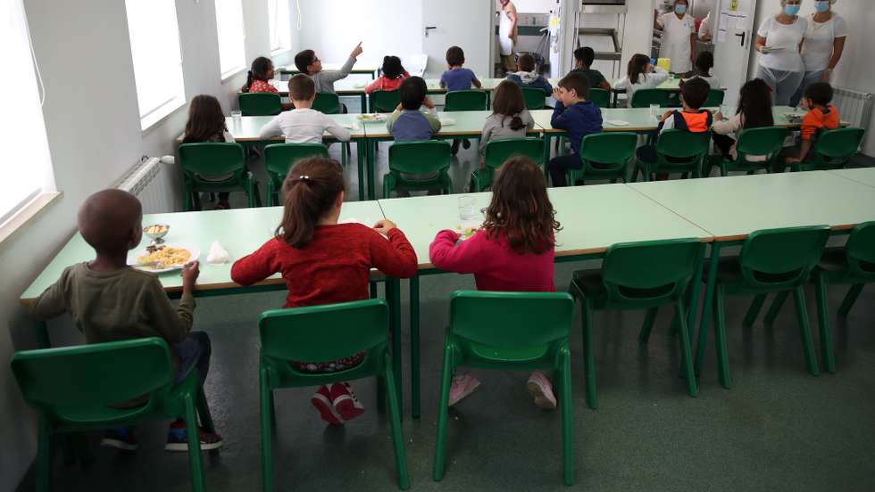 Equipas multidiciplinares da Câmara Municipal de Lisboa e da Saúde durante as vistorias a todas as escolas da cidade de Lisboa para verificar cumprimento dos planos de contingência e medidas da DGS devido à pandemia de covid-19, escola EB1 e Jardim de Infância do Armador, em Marvila, 02 de outubro de 2020. Ao longo de uma hora, a equipa andou pelos corredores da escola, sinalizados com setas coloridas para indicar os percursos de entrada e saída de cada espaço e os sentidos em que os alunos devem circular, fazendo perguntas sobre a divisão dos espaços e forma como as ‘bolhas’ de crianças estão organizadas. MANUEL DE ALMEIDA/LUSA