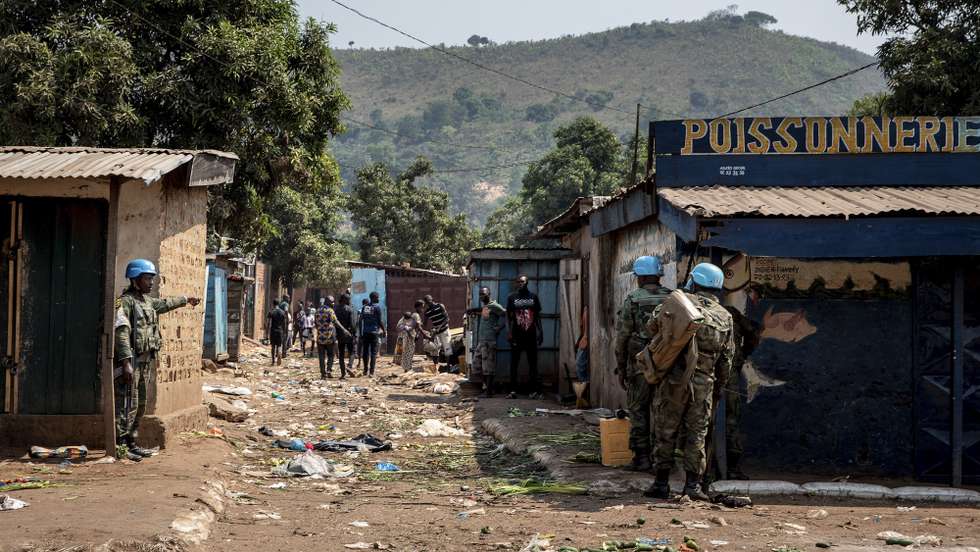 Forças da Missão de Estabilização Multidimensional Integrada da ONU na República Centro-Africana (Minusca) patrulham após ataque de rebeldes. 22 de janeiro de 2021 EPA/ADRIENNE SURPRENANT