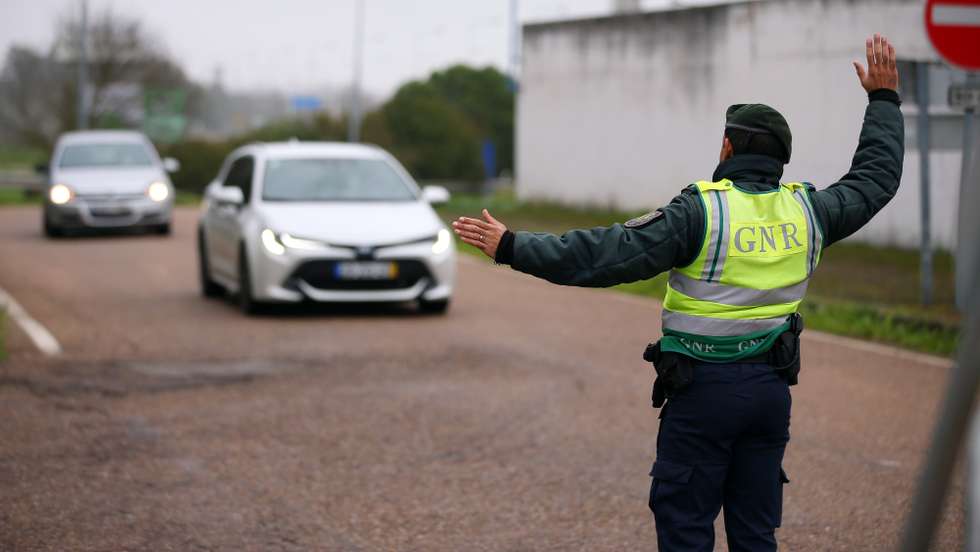 Um agente da GNR manda parar veículos durante uma operação de controlo na entrada em Portugal pela fronteira do Caia (Elvas). As fronteiras foram repostas desde as 00:00 de domingo, dia 31 de Janeiro, no âmbito das medidas para conter a propagação da covid-19 no território português. Elvas, 31 de janeiro de 2021. NUNO VEIGA/LUSA