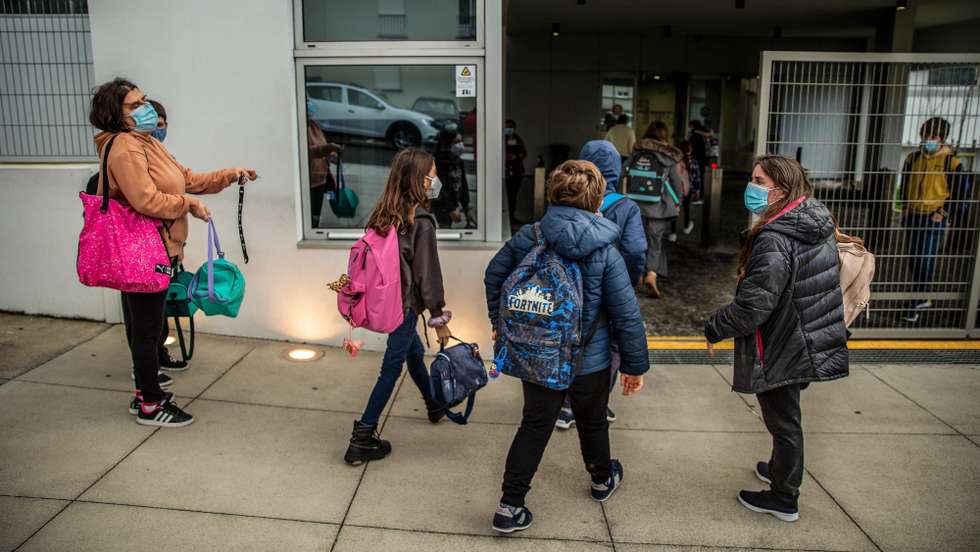 Estudantes à entrada para as aulas na escola EBI Canto da Maia, Ponta Delgada