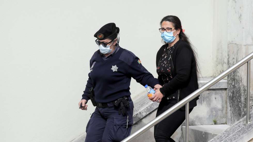 Márcia Bernando (D), madrasta da menor Valentina, à saída do Tribunal de Leiria para uma pausa para o almoço,  no julgamento onde está acusada de homicídio qualificado, em Leiria, 17 de fevereiro 2021. O pai e a madrasta de Valentina, a criança de 9 anos assassinada em maio do ano passado, em Peniche, começam a ser julgados no Tribunal de Leiria, acusados de homicídio qualificado e de profanação de cadáver. PAULO CUNHA/LUSA