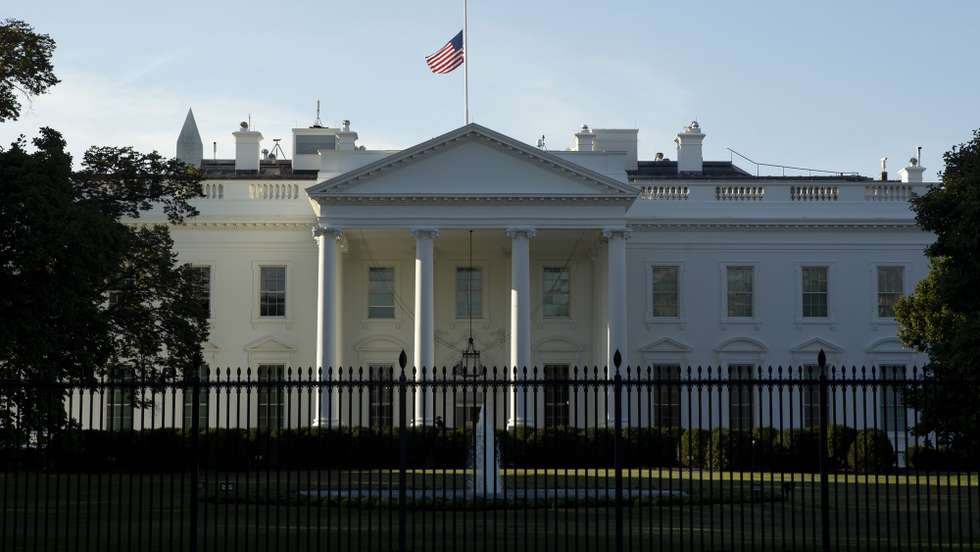 epa08719971 The White House is seen in the morning in Washington, DC, USA, 04 October 2020. US President Donald J. Trump is being treated at Walter Reed National Medical Center after testing positive for Covid.  EPA/MICHAEL REYNOLDS