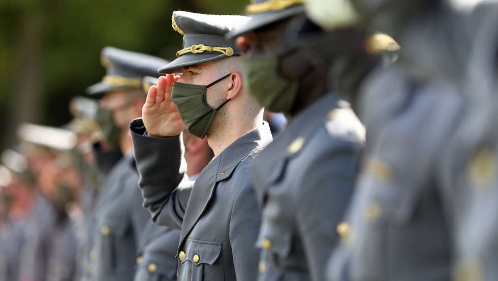 Entrega de espadas aos novos oficiais dos Quadros Permanentes do Exército