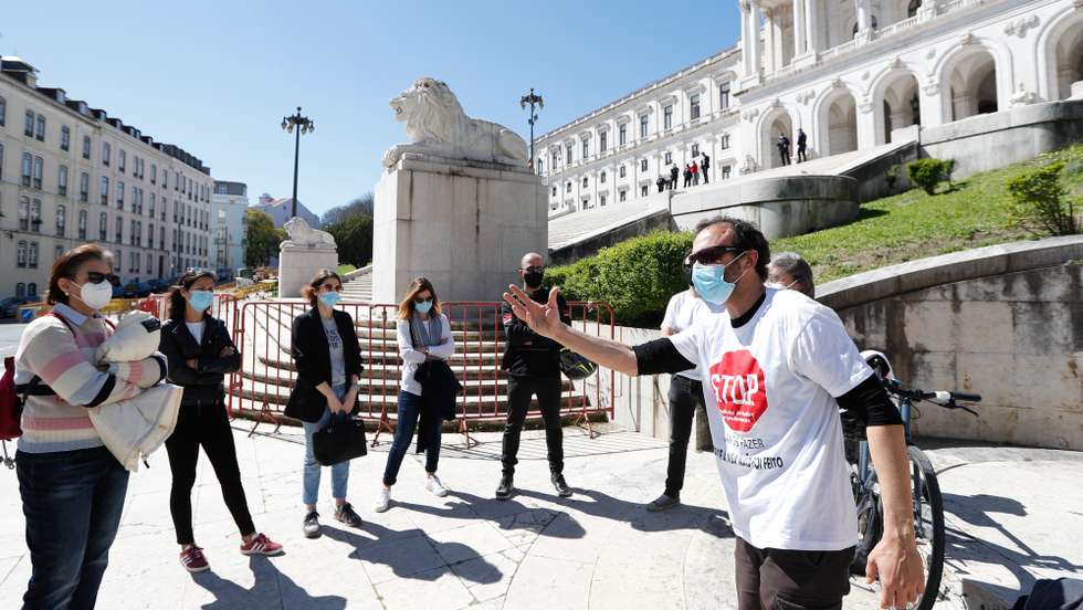 O líder do  S.T.O.P. - Sindicato de Todos os Portugueses, André Pestana (D), intervém durante uma ação de protesto contra o atual concurso docente bem como em defesa de condições de segurança para os profissionais de Educação, à frente da Assembleia da República, em Lisboa, 18 de março de 2021. ANTÓNIO COTRIM/LUSA