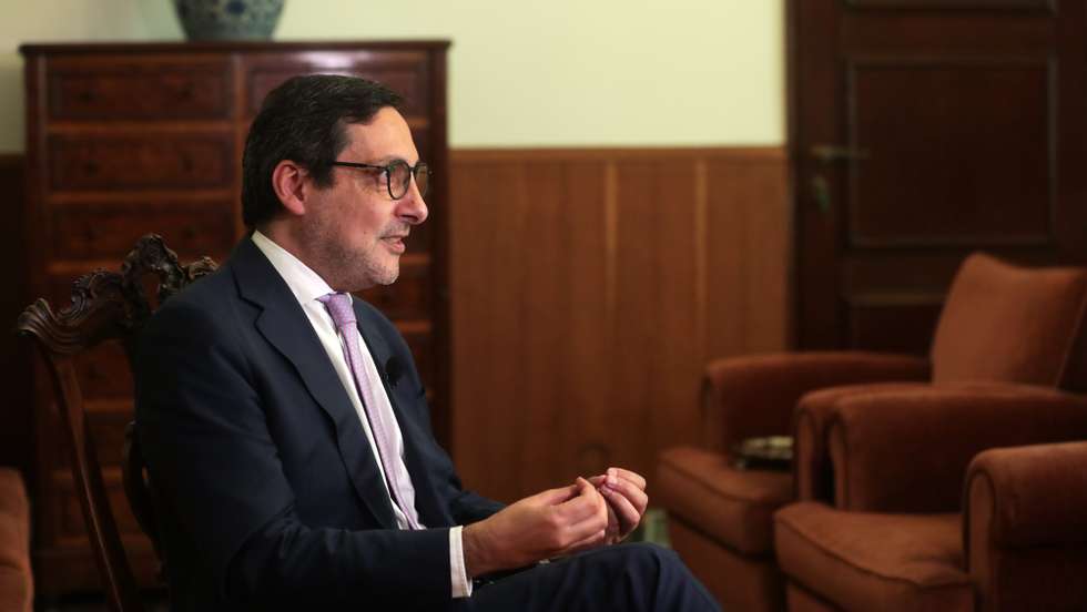 O secretário de Estado dos Assuntos Fiscais, António Mendonça Mendes, fala durante uma entrevista à agência Lusa, na sede do Ministério das Finanças, em Lisboa, 29 de março de 2021. O secretário de Estado dos Assuntos Fiscais, afirmou, em entrevista à Lusa, ser “expectável” que os reembolsos do IRS comecem este ano a ser processados mais cedo do que em 2020. (ACOMPANHA TEXTO DA LUSA O DIA 31 DE MARÇO DE 2021). TIAGO PETINGA/LUSA