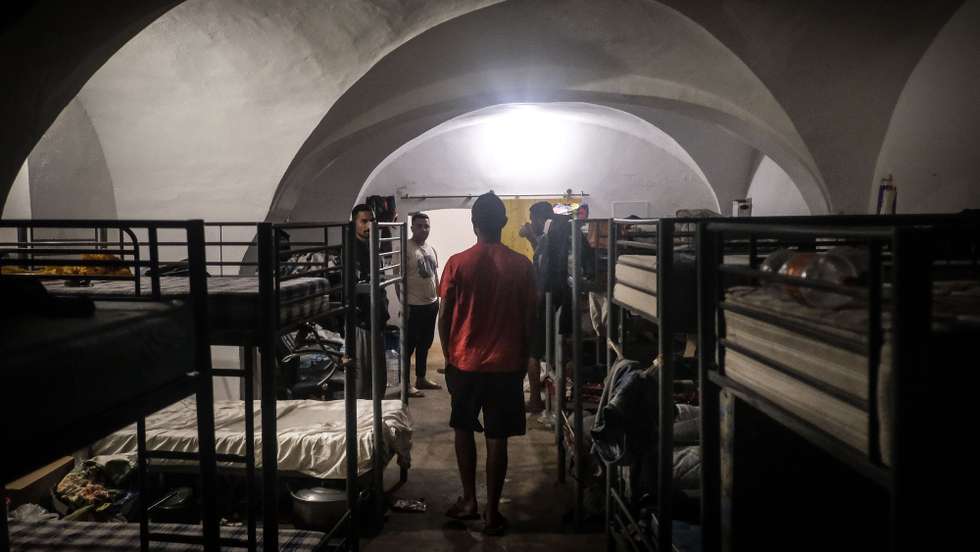 Cidadãos indianos desempregados que vivem na cave de um edifício abandonado em Beja, 30 de março de 2021. A maioria dos cidadãos indianos que vivem no Alentejo trabalha em plantações dedicadas à produção de fruta mas, apesar da comunidade indiana estar bem integrada, atravessa ainda muitos dificuldades na obtenção de titulo de residência e oportunidades de trabalho, acabando por viver de forma precária. (ACOMPANHA TEXTO DA LUSA DO DIA 30 DE ABRIL DE 2021). MÁRIO CRUZ/LUSA