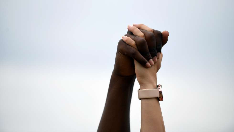 epa08463083 A couple hold hands during a demonstration at a Justice for Black Lives protest in London, Britain, 03 June 2020. Protesters gathered in front of the embassy to express their feelings in regard to the death of 46 year old George Floyd while in police custody. A bystander&#039;s video posted online on 25 May appeared to show George Floyd, 46, pleading with arresting officers that he couldn&#039;t breathe as an officer knelt on his neck, in Minnesota, USA. The unarmed black man later died in police custody.  EPA/FACUNDO ARRIZABALAGA