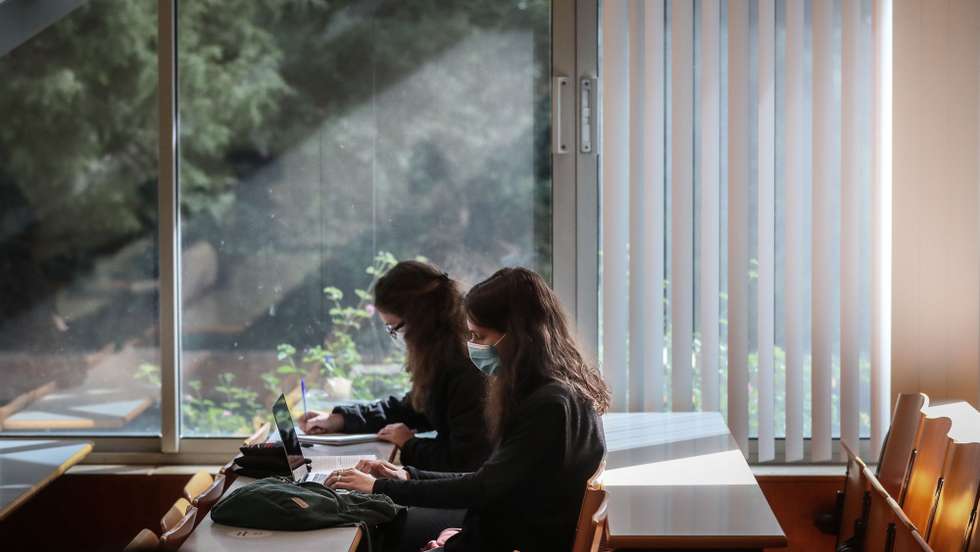 Alunos frequentam uma aula Direito Constitucional no dia do regresso às aulas na Faculdade de Direito da Universidade de Lisboa, no âmbito das novas medidas de desconfinamento relacionadas com a pandemia da covid-19, no Campus de Campolide, em Lisboa, 19 de abril de 2021. Portugal inicia hoje a terceira fase do desconfinamento com a reabertura de mais escolas, lojas, restaurantes e cafés, um levantamento de restrições que não é acompanhado nos 10 concelhos onde a incidência da covid-19 é maior. MÁRIO CRUZ/LUSA