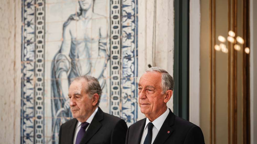 O Presidente da República, Marcelo Rebelo de Sousa (D), ladeado pelo antigo Presidente da República, general Antonio Ramalho Eanes (E), durante a cerimónia de condecoração do regimento de comandos com a ordem da liberdade, em Lisboa, 29 de junho de 2020. RODRIGO ANTUNES/LUSA