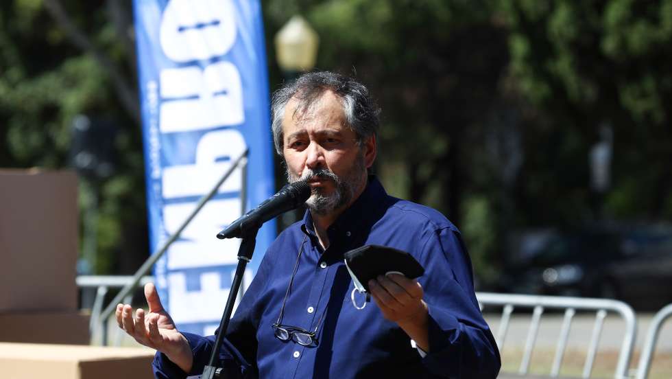 O secretário-geral da Federação Nacional dos Professores (FENPROF), Mário Nogueira, discursa durante uma ação de protesto dos professores junto ao Palácio Nacional da Ajuda, em Lisboa, 20 de maio de 2021. Esta é a terceiro de quatro protestos que a Federação Nacional dos Professores (FENPROF) promove, neste mês de maio, por melhores condições de trabalho. ANTÓNIO COTRIM/LUSA