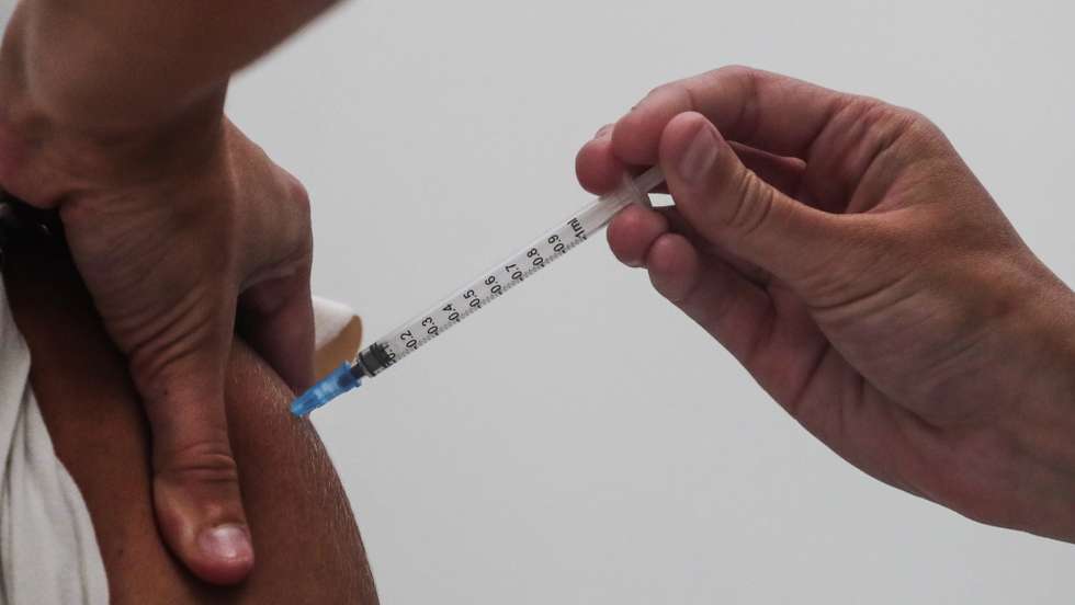 Na sequência da decisão da Direção-Geral de Saúde (DGS) de vacinar universalmente os utentes com idades entre os 12 e 15 anos, esta faixa etária começou a ser vacinada no Centro de Vacinação de Alcabideche, Cascais, 21 de agosto de 2021. TIAGO PETINGA/LUSA