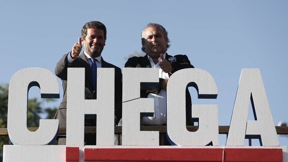 O presidente do partido Chega, André Ventura (E), acompanhado pelo candidato do partido à Câmara Municipal da Amadora, José Dias (D), durante o comício de arranque de pré-campanha para as eleições autárquicas, na Amadora, 04 de setembro de 2021. ANTÓNIO COTRIM/LUSA