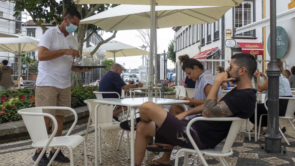 Os empresários da restauração de São Miguel, nos Açores, estão a ter um “novo renascer” devido ao turismo e reconhecem que as novas medidas de controlo da covid-19 vão “ajudar” a dar resposta à “enorme procura, Ilha de São Miguel, ePonta Delgada, Açores, 10 de agosto de 2021.  A partir das 00:00 de segunda-feira entraram em vigor as novas medidas de combate à pandemia da covid-19 na região. Assim, nas ilhas de baixo risco, São Miguel e Terceira (onde as regras são menos flexíveis), os estabelecimentos de bebidas e discotecas já podem reabrir e os restaurantes podem ter um máximo de oito pessoas por mesa (salvo se do mesmo agregado familiar) e funcionar até três quartos da lotação, sem qualquer limitação de horário (antes estavam a encerrar até às 23:00). (ACOMPANHA TEXTO)  EDUARDO COSTA/LUSA