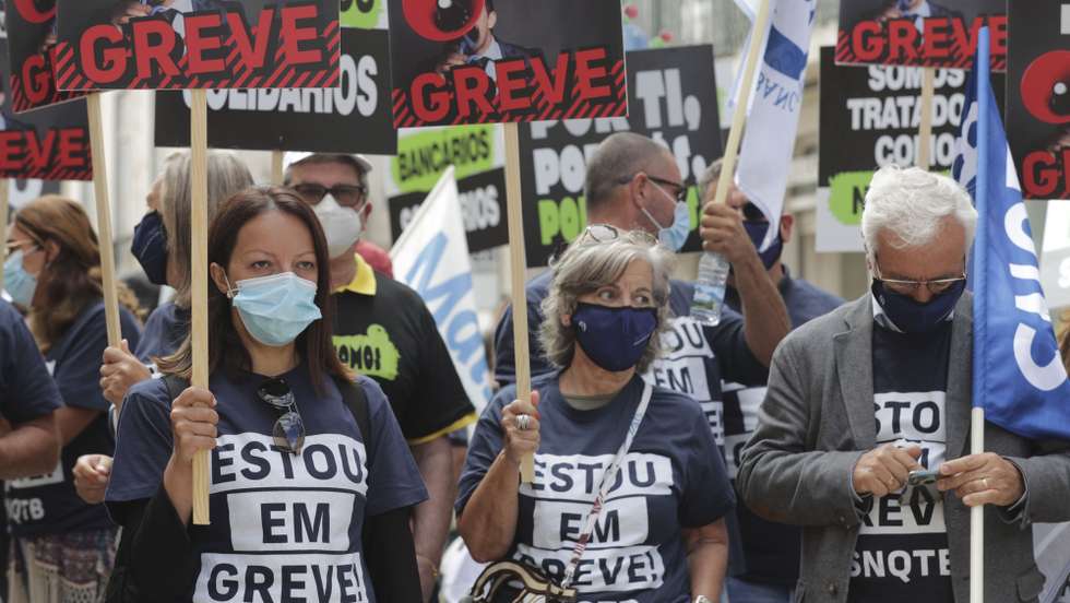 Cerca de uma centena de trabalhadores do Millennium e Santander em greve, manifestaram-se em frente à sede do Millennium na rua Augusta, contra os despedimentos nas duas instituições, em Lisboa, 01 de outubro de 2021. TIAGO PETINGA/LUSA