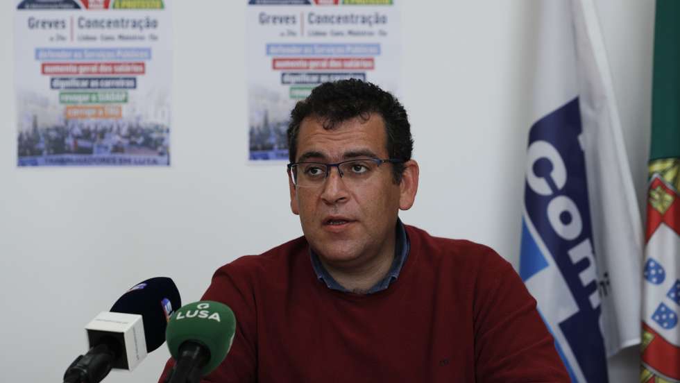 O presidente da Federação Nacional dos Sindicatos dos Trabalhadores em Funções Públicas e Sociais, Sebastião Santana (D), durante uma conferência de imprensa para anunciar a marcação de uma greve dos trabalhadores da Administração Pública, para o próximo dia 20, em Lisboa, 04 de maio de 2021. ANTÓNIO COTRIM/LUSA