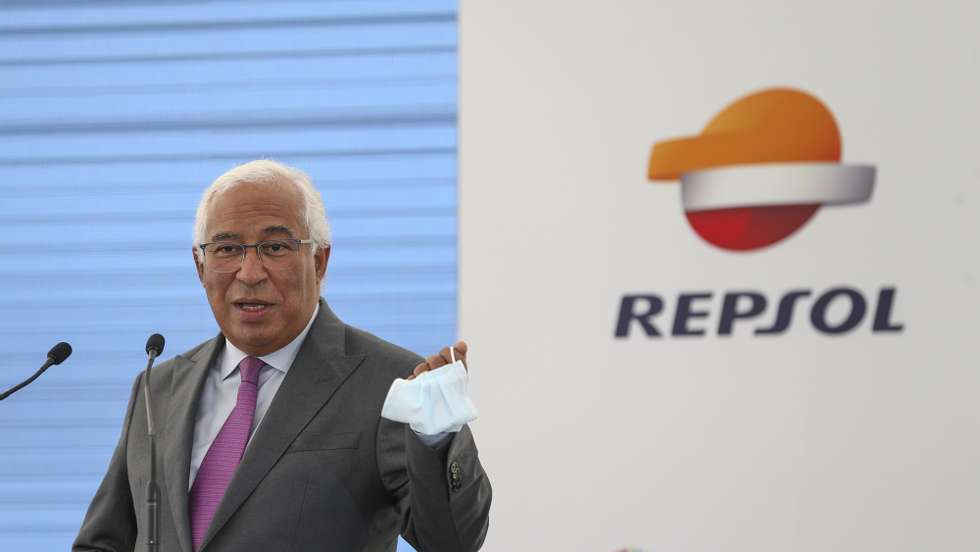 O primeiro-ministro, António Costa, discursa durante a cerimónia de assinatura do contrato de investimento do Governo português com a Repsol, companhia energética de origem espanhola, no complexo industrial da Repsol em Sines, 13 de outubro de 2021. A Repsol e o Governo assinam hoje o contrato de investimento no complexo de Sines, que prevê incentivos fiscais de até 63 milhões a um projeto de 657 milhões de euros, apontado como o “maior investimento industrial” da última década. MANUEL DE ALMEIDA/LUSA