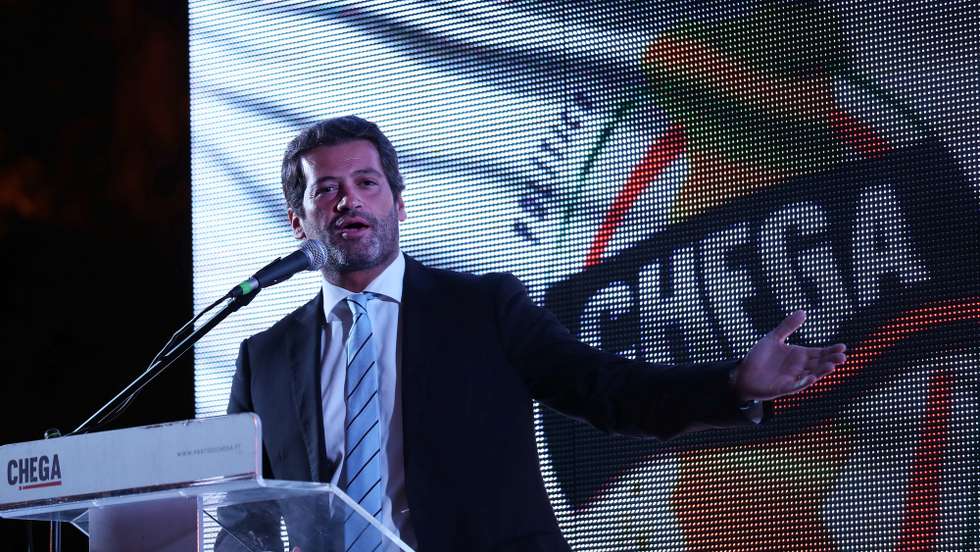 O presidente do Chega, André Ventura, discursa durante uma ação de campanha em Elvas, 19 de setembro de 2021. No próximo dia 26 de setembro mais de 9,3 milhões eleitores podem votar nas eleições Autárquicas, para eleger os seus representantes locais. NUNO VEIGA/LUSA