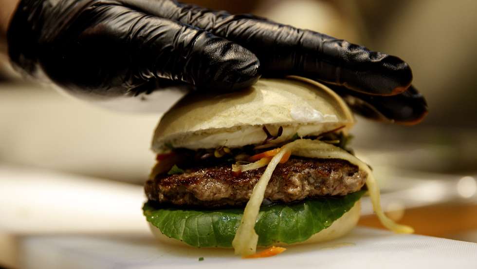 epa08760988 (FILE) - A beef burger at a presentation stand of the company Salomon during the Internorga trade fair in Hamburg, Germany, 21 March 2017 (reissued 21 October 2020). The European Parliament is set to vote on 21 October 2020 on an amendment that could ban the terms sausage and burger for vegan or vegetarian products.  EPA/CARSTEN KOALL *** Local Caption *** 53401708