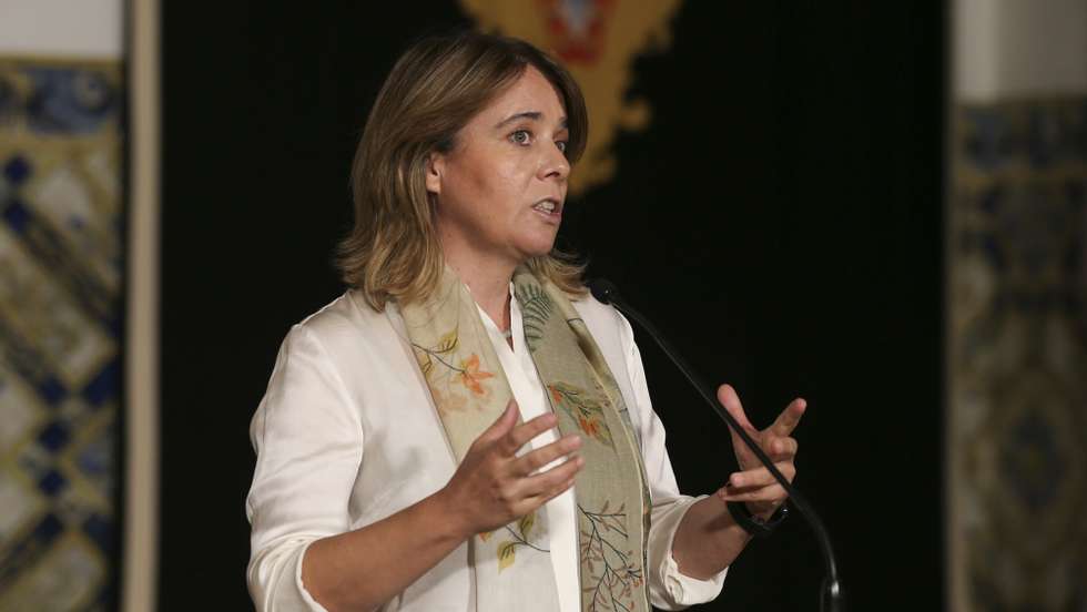 A coordenadora do Bloco de Esquerda (BE) , Catarina Martins, fala aos jornalistas à saída de uma audiência com o Presidente da República, Marcelo Rebelo de Sousa (ausente da fotografia), no âmbito dos encontros periódicos habituais e tendo em consideração a apresentação da proposta de lei de Orçamento do Estado 2022, Palácio de Belém, em Lisboa, 15 de outubro de 2021. MANUEL DE ALMEIDA/LUSA