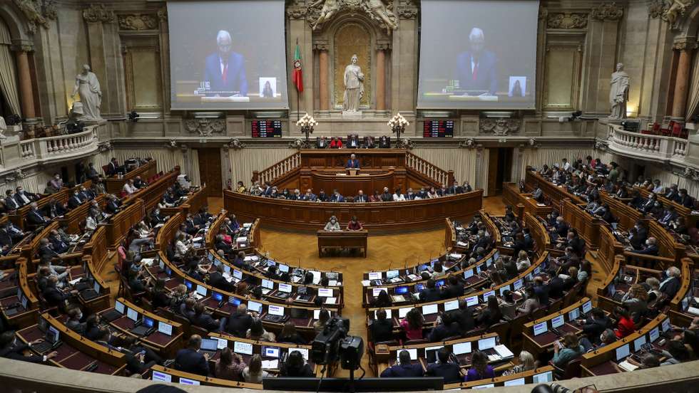 O primeiro-ministro, António Costa, intervém no debate sobre a apreciação na generalidade do Orçamento do Estado para 2022 (OE2022), esta tarde na Assembleia da República, em Lisboa, 26 de outubro de 2021. Se os partidos mantiverem o sentido de voto anunciado, a proposta do Governo de Orçamento deverá ser chumbada na quarta-feira logo na generalidade com os votos contra do PSD, Bloco de Esquerda, PCP, CDS-PP, PEV, Iniciativa Liberal e Chega, tendo os votos a favor apenas do PS e as abstenções do PAN e das deputadas não inscritas Joacine Katar-Moreira e Cristina Rodrigues. MIGUEL A. LOPES/LUSA