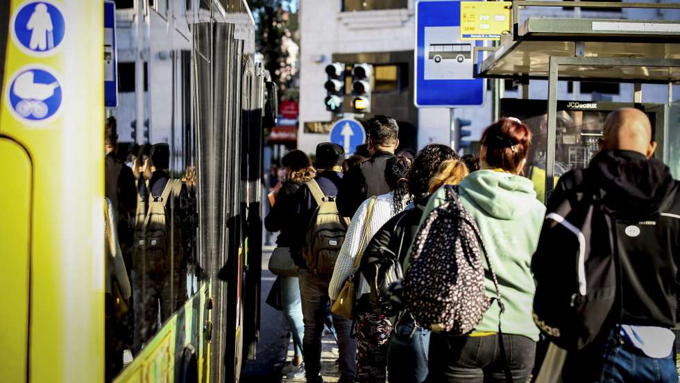 Populares viajam de autocarro