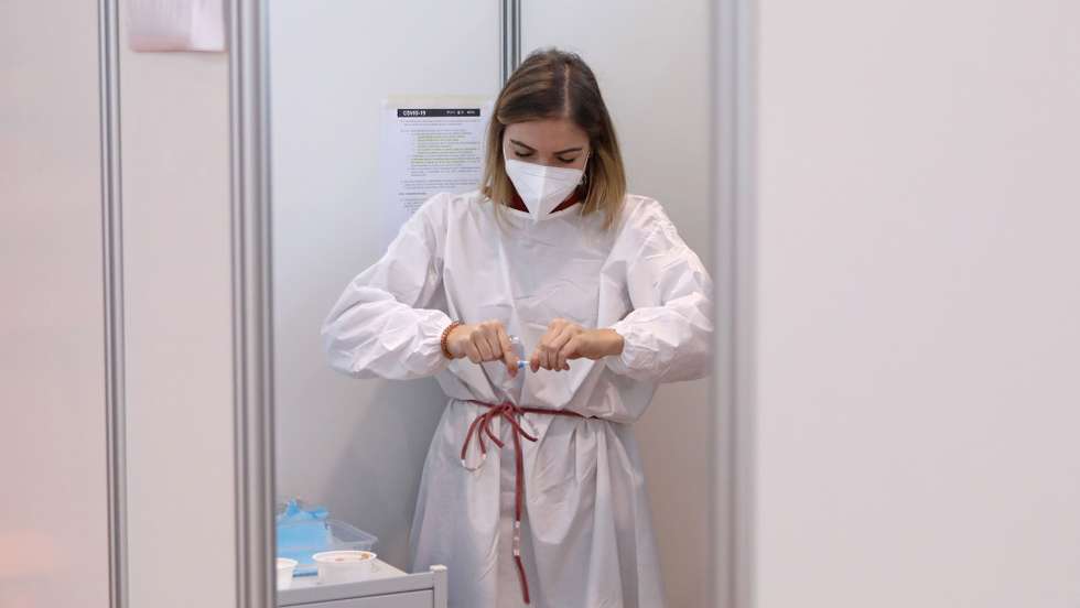 Uma enfermeira prepara a terceira dose da vacina contra a Covid-19
