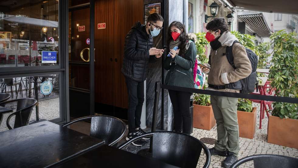 Clientes apresentam o certificado digital de vacinação a um  funcionário de um restaurante no Porto, 1 de dezembro de 2021. Foi hoje declarado  o Estado de Calamidade para Portugal continental, com novas medidas de contenção da pandemia de COVID-19. Certificados de vacinação vão ser exigidos para aceder a restaurantes, hotéis e alojamentos locais, ginásios e eventos com lugares marcados,JOSÉ COELHO/LUSA