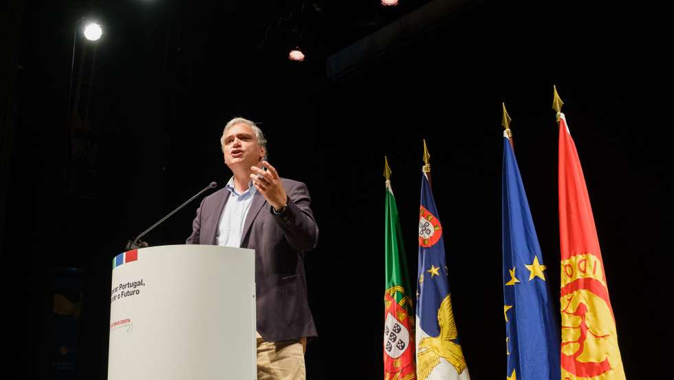 O presidente do Partido Socialista/Açores, Vasco Cordeiro, intervém durante a cerimónia de apresentação da moção de candidatura a secretário-geral do Partido Socialista por António Costa (ausente da fotografia) "Recuperar Portugal - Garantir o Futuro", em Angra do Heroísmo, ilha Terceira, Açores, 03 de junho de 2021. ANTÓNIO ARAÚJO/LUSA