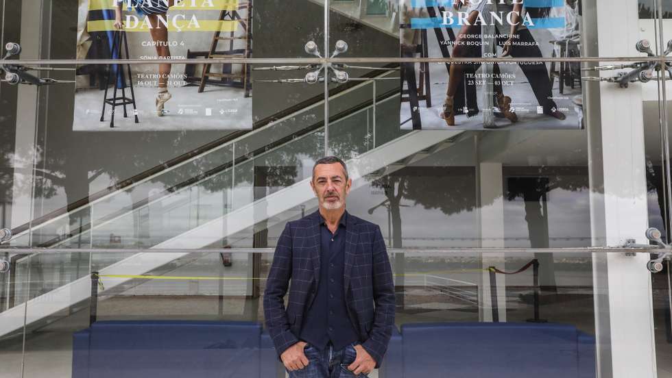 O novo diretor da Companhia Nacional de Bailado (CNB), Carlos Prado, quer criar uma programação de espetáculos com a maioria dos bailarinos em palco, mais música ao vivo, e espera também conseguir atrair mecenato para a sua "casa mãe", Lisboa, 7 de dezembro de 2021. No regresso a uma instituição onde começou, entre 1984 e 1990, para assumir agora a direção, Carlos Prado diz que os três primeiros meses no cargo foram importantes para um conhecimento mútuo do atual corpo artístico, técnico e de produção: "Tem sido uma bela viagem. Assim continue, apesar dos tempos difíceis", avaliou, em entrevista à agência Lusa. (ACOMPANHA TEXTO DO DIA 10 DE DEZEMBRO DE 2021). JOÃO RELVAS/LUSA
