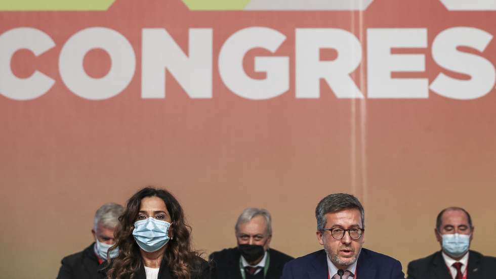 A nova presidente da ANMP, Luisa Salgueiro (E) e o novo presidente da mesa do congresso, Carlos Moedas (D) eleitos durante o XXV Congresso da Associação Nacional de Municípios Portugueses, em Aveiro, 11 de dezembro de 2021. PAULO NOVAIS/LUSA