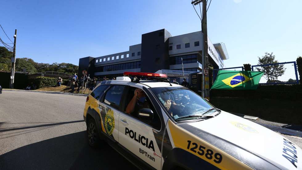 epa08397904 View of the Federal Police headquarters, where former Justice Minister and former judge Sergio Moro testifies in the framework of the investigation opened against President Jair Bolsonaro for trying to 'politically interfere' with the Federal Police, in Curitiba, Brazil, 02 May 2020.  EPA/HEDESON ALVES