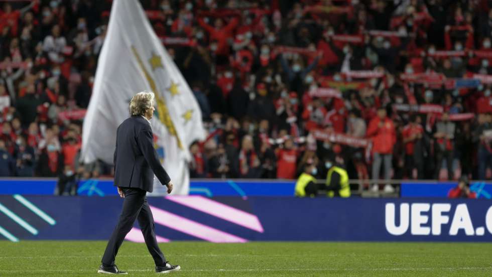 Jorge Jesus saiu do Flamengo para o Benfica no verão de 2020 quando tinha contrato. Agora, a novela pode ser igual mas no sentido inverso