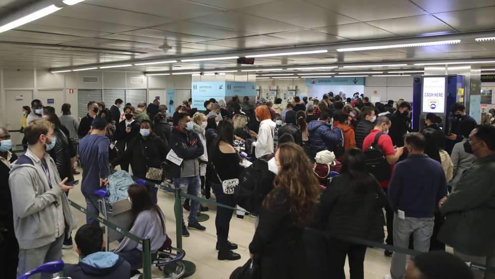 Passageiros aguardam na fila para testes à covid-19 no Aeroporto de Lisboa, responsável do laboratório diz que filas existem porque é o único local aberto em Lisboa para fazer teste Covid, 02 de janeiro de 2022. MANUEL ALMEIDA/LUSA