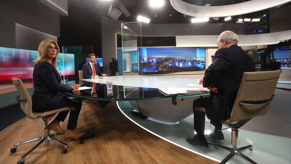 Foto cedida pela SIC. O presidente do Partido Social Democrata (PSD), Rui Rio (D), e o presidente do Chega, André Ventura (E), durante o debate televisivo entre candidatos às eleições legislativas, com moderação da jornalista, Clara de Sousa, Lisboa, 3 de janeiro de 2022. As eleições realizam-se a 30 de janeiro. NUNO BOTELHO/EXPRESSO/LUSA
