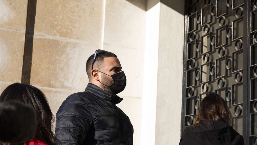 O ex-fuzileiro João Paulino (D), à chegada ao Tribunal de Santarém para a leitura da sentença do caso “Tancos” em que é arguido, em Santarém, 07 de janeiro de 2022. O processo de Tancos tem 23 acusados, incluindo o ex-ministro da Defesa, Azeredo Lopes, o ex-diretor nacional da Polícia Judiciária Militar (PJM) Luís Vieira, o ex-porta-voz da PJM, Vasco Brazão, e o ex-fuzileiro João Paulino, que segundo o Ministério Público foi o mentor do furto, os quais respondem por um conjunto de crimes que vão desde terrorismo, associação criminosa, denegação de justiça e prevaricação até falsificação de documentos, tráfico de influência, abuso de poder, recetação e detenção de arma proibida. PAULO CUNHA/LUSA