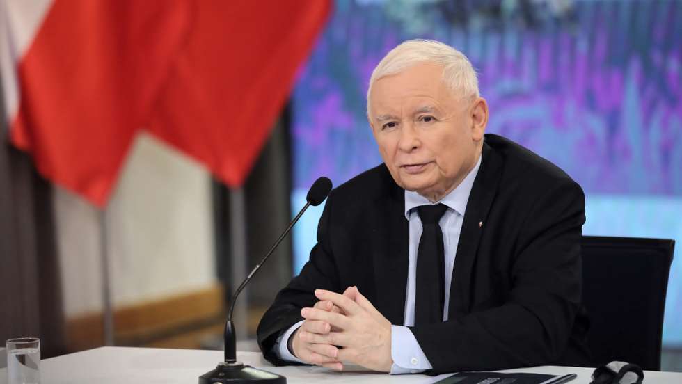 epa09546868 Polish Deputy Prime Minister and leader of the Law and Justice (PiS) rulling party Jaroslaw Kaczynski attends a press conference in Warsaw, Poland, 26 October 2021. Poland plans to increase the size of its armed forces to 250,000 through a new national defence act that was unveiled on 26 October. The 'defence of the fatherland act,' which was presented at a press conference hosted by Polish Defence Minister Mariusz Blaszczak and and Deputy Prime Minister Jaroslaw Kaczynski aims to double the size of the nation's armed forces. According to NATO, Poland currently has 99,000 people under arms in the army, navy and air force.  EPA/WOJCIECH OLKUSNIK POLAND OUT