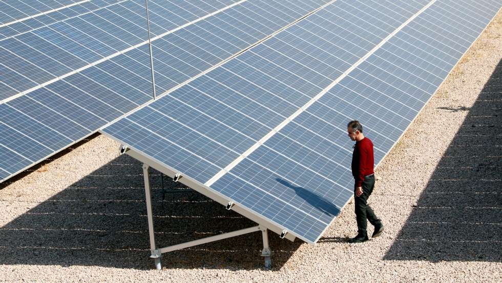 Um técnico junto de painéis solares em Damascus, na Síria