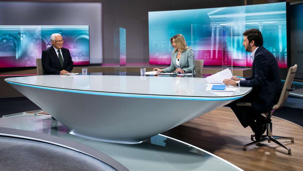 Foto cedida pela SIC. O secretário-geral do Partido Socialista (PS), António Costa, e o presidente do Partido Popular (CDS-PP), Francisco Rodrigues dos Santos, durante o debate televisivo entre candidatos às eleições legislativas, com moderação da jornalista, Clara de Sousa, Lisboa, 09 de janeiro de 2022. As eleições realizam-se a 30 de janeiro. JOSE FERNANDES/SIC/LUSA
